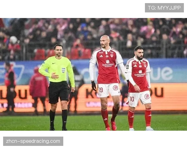 焦点战：布雷斯特主场1-1逼平里尔，比赛因球迷投掷杂物两次中断